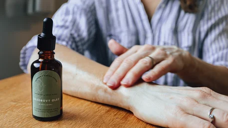 Dry Skin? Jojoba Oil to the Rescue for Your Face and Hair